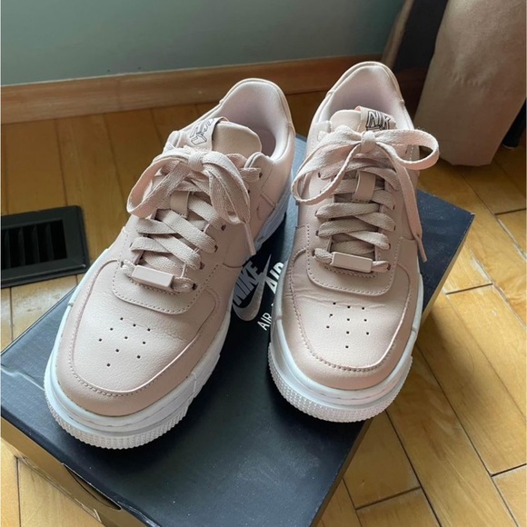 Air Force 1 Pixel - Picture 3 of 7